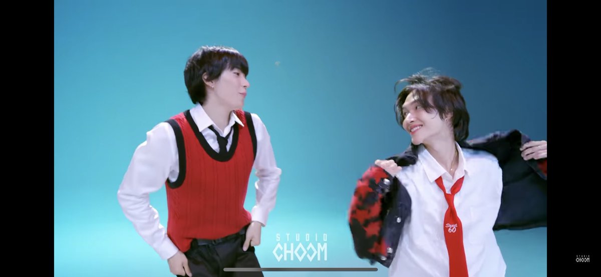 1013_PIECE's tweet photo. @M2MPD @RIIZE_official #BEORIGINAL_RIIZE    
일단 저 하이라이트 부분에서 박자에 맞춰서 조명 바뀌는 거 미친 센스🫵🏻(당신)👍🏻(굿) 그리고 원빈이랑 찬영이 페어안무 너무 잘 찍어주신 거 아니에요? 제가 다 설레서 심박수180 찍었어요. 이제 막 데뷔한 애기들 예쁘게 담아주셔서 사랑합니다 역시 이런 건 여기가 맛집이여~ https://t.co/gp8u0NEA1s