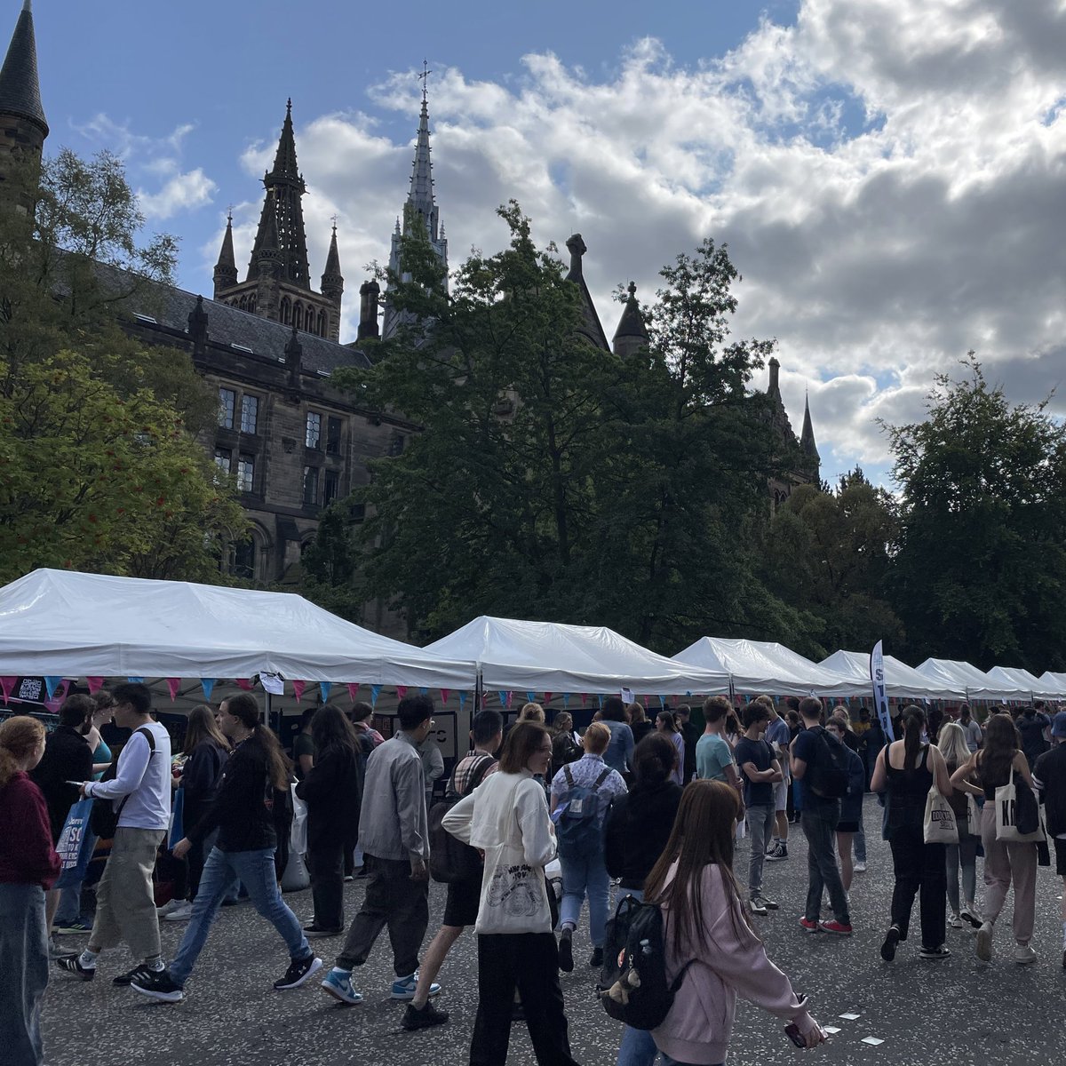 glasgowunisrc's tweet photo. Quite possibly the busiest @uofgwelcome Fair we've ever had!! Get down to the Main Building @UofGlasgow today til 5pm, and also tomorrow 10-5 🎪🍕☀️ https://t.co/2XnXhlIZSQ