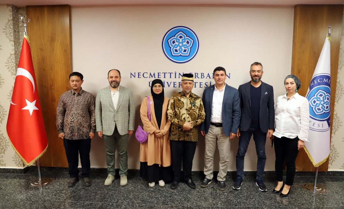 Endonezya İbn Khaldun Üniversitesi İslam Ekonomisi Bölümü Öğretim Üyesi Doç. Dr. Hendri Tanjung ve beraberindeki heyet, Üniversitemiz Rektör Yardımcısı Prof. Dr. Mehmet Birekul ve Üniversitemiz Rektör Danışmanı Ecevit Öksüz'ü makamında ziyaret etti.