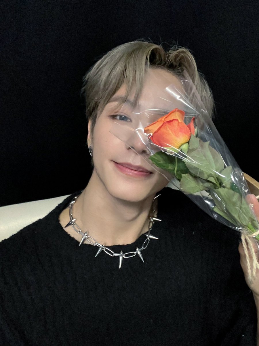 LEV_Official_'s tweet photo. [#레비]

🌹🌹 https://t.co/3HmyyfdWjH
