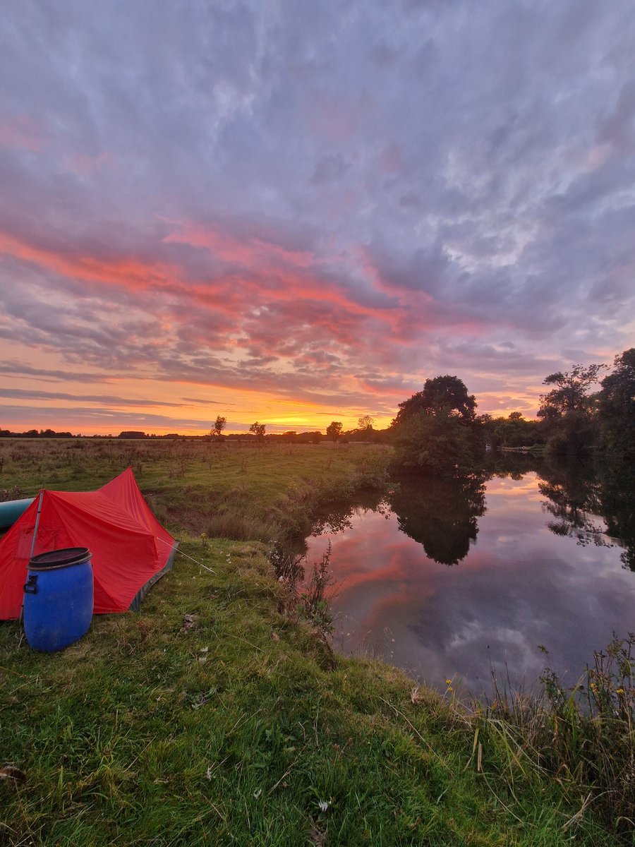 RowUrHeartOut's tweet photo. @Matt_Pinner Sunset on the Thames. 
Near Burcot 
1/9 
19:45 https://t.co/EX2Eois30C