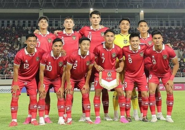 SiaranBolaLive's tweet photo. FT #AFCU23Qualifiers
Turkmenistan 0-2 Indonesia
⚽️ Ivar Jenner 41'
⚽️ Arhan Pratama 92'

INDONESIA JUARA GRUP K
INDONESIA LOLOS AFC U23 QATAR!!

MATUR SUWUN COACH STY, Staff Pelatih &amp; SQUAD TIMNAS U23! 🇮🇩 https://t.co/P5OR3D6tF8