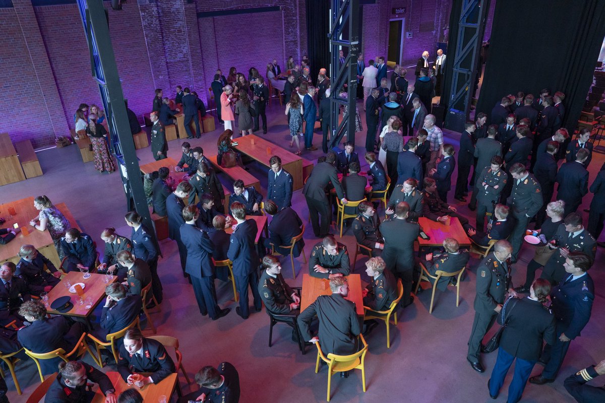 Ray15Kramer's tweet image. Donderdag bij Opening Academisch Jaar @FMW_NLDA @NLDA_DOSCO in @DeKampanje als dagvoorzitter. @DefensieStas in gesprek met cadetten, adelborsten en promovendi over persoonlijke, militaire, academische en officiersvorming. Decaan @OonincxPat2772 opende het academisch jaar formeel.