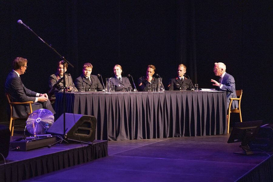 Ray15Kramer's tweet image. Donderdag bij Opening Academisch Jaar @FMW_NLDA @NLDA_DOSCO in @DeKampanje als dagvoorzitter. @DefensieStas in gesprek met cadetten, adelborsten en promovendi over persoonlijke, militaire, academische en officiersvorming. Decaan @OonincxPat2772 opende het academisch jaar formeel.