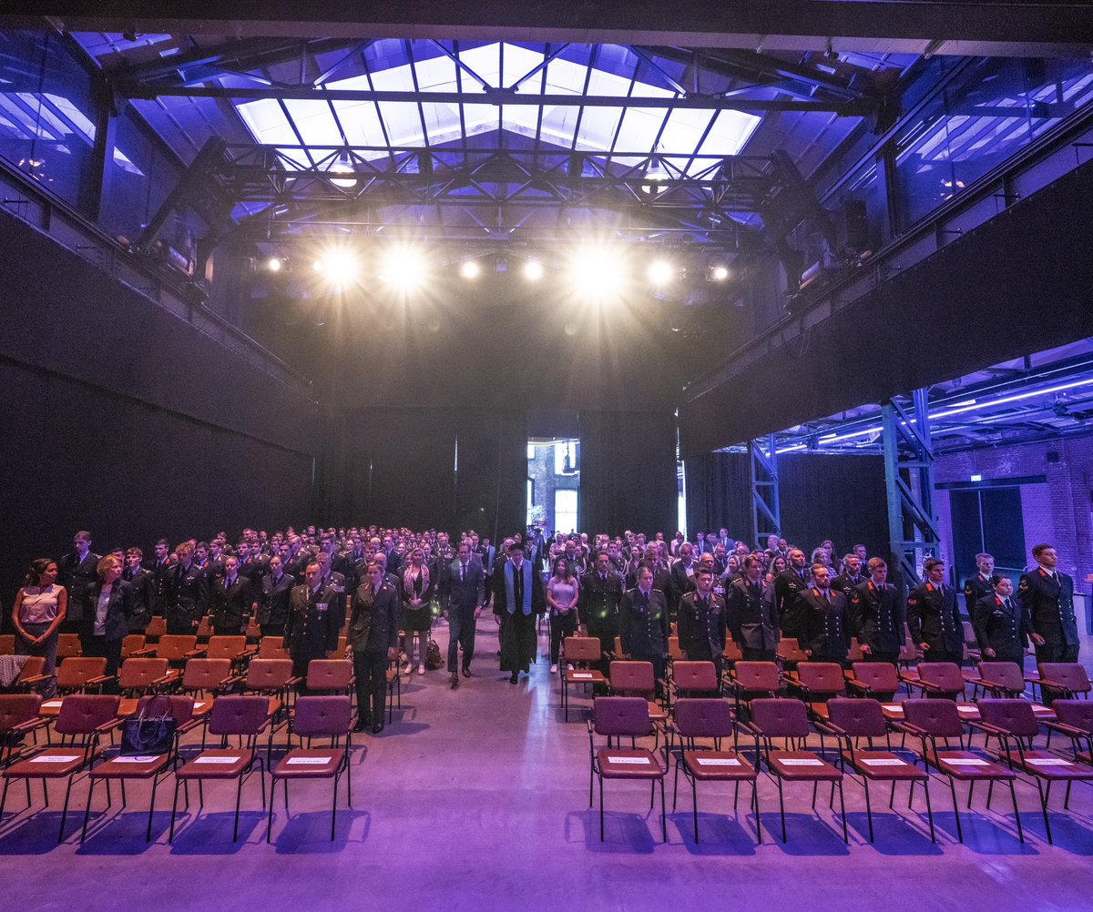 Ray15Kramer's tweet image. Donderdag bij Opening Academisch Jaar @FMW_NLDA @NLDA_DOSCO in @DeKampanje als dagvoorzitter. @DefensieStas in gesprek met cadetten, adelborsten en promovendi over persoonlijke, militaire, academische en officiersvorming. Decaan @OonincxPat2772 opende het academisch jaar formeel.