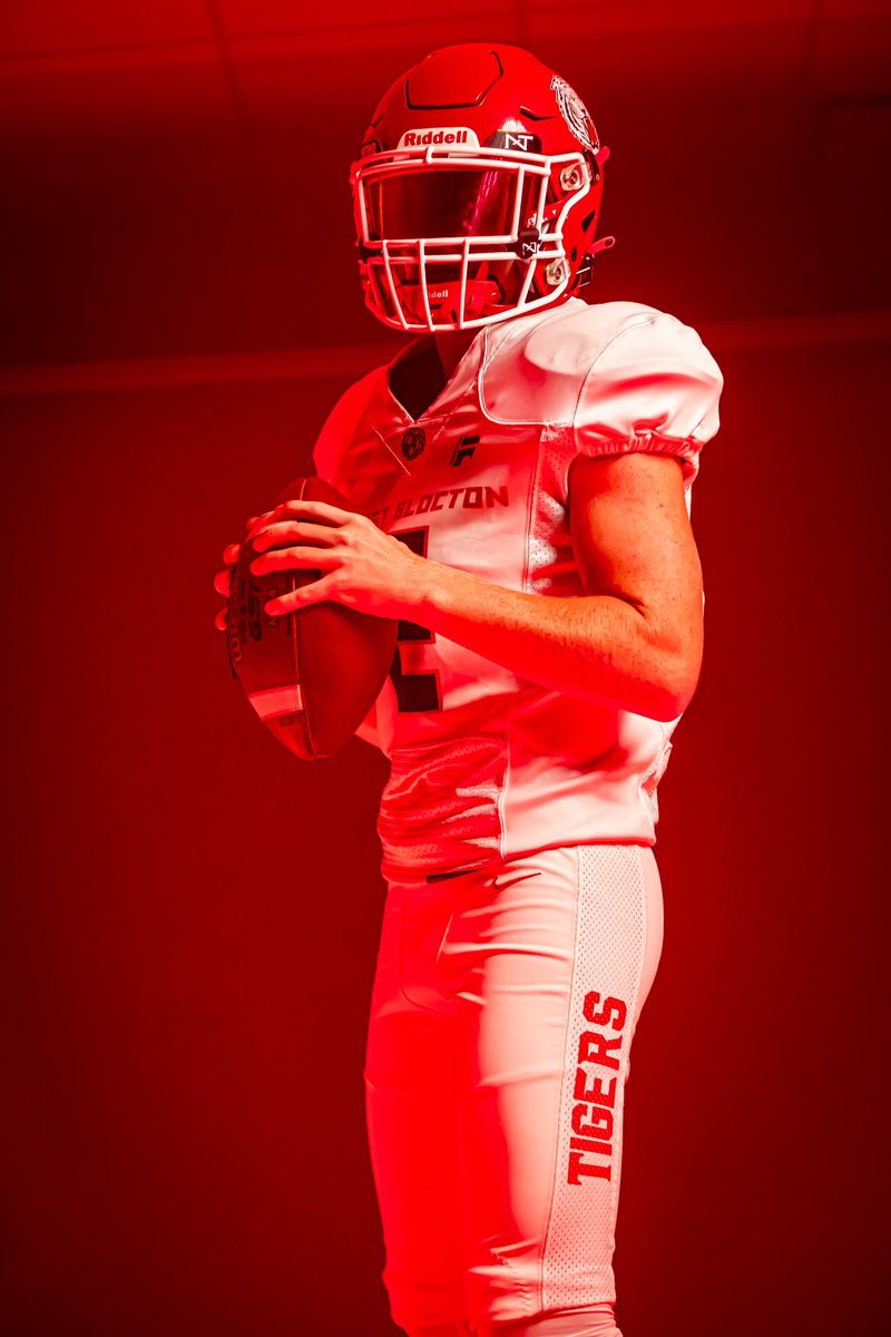 BloctonFootball's tweet photo. Players of the Week: Week 3
West Blocton 13 — Bibb County 34

Offense: Trey Lawley, QB
Defense: Markell O’Neil, FS
Special Teams: Markell O’Neil, P

#Family #WBFootball https://t.co/A4HD5mkM4g