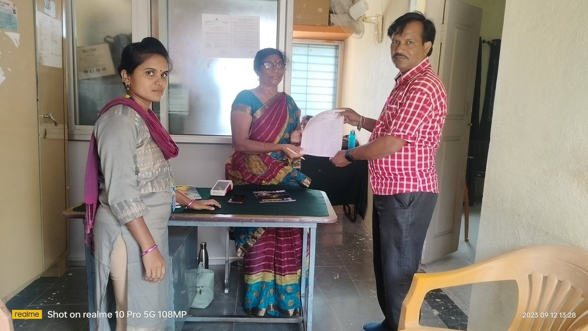 TPVIJAYPUR's tweet photo. ಇಂದು ವಿಜಯಪುರ  ತಾಲೂಕಿನ ತಿಡಗುಂದಿ  ಗ್ರಾಮ ಪಂಚಾಯತಿ ವ್ಯಾಪ್ತಿಯಲ್ಲಿ
ಮನೆ ಮನೆಗಳಿಗೆ ಭೇಟಿ ನೀಡಿ ಕರಪತ್ರಗಳನ್ನು ನೀಡುವ ಮೂಲಕ ,ನರೇಗಾ ಯೋಜನೆಯಡಿ ದೊರೆಯುವ ಸೌಲಭ್ಯ ಹಾಗೂ ವೈಯಕ್ತಿಕ ಕಾಮಗಾರಿಗಳ ಕುರಿತು.ಸಾರ್ವಜನಿಕರಿಗೆ ಮಾಹಿತಿ ನೀಡಲಾಯಿತು.ಹೆಚ್ಚಿನ ಮಾಹಿತಿಗಾಗಿ ಗ್ರಾಮ ಪಂಚಾಯತಿಗೆ ಭೇಟಿ ನೀಡಿ ಅರ್ಜಿ ಸಲ್ಲಿಸುವಂತೆ ತಿಳಿಸಲಾಯಿತು. https://t.co/zqtJLrXoyK