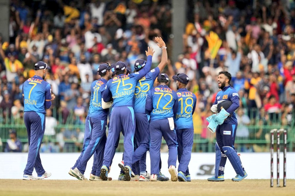 _FaridKhan's tweet photo. HISTORY IN COLOMBO! Sri Lanka have bowled out India and they have become the first team to bowl out oppositions in 14 successive ODI matches 🇱🇰🔥🔥 

Now it's up to Pakistan to stop them in the next match 👀 #AsiaCup2023 #knockout #INDvSL https://t.co/sQgvVvm9AL