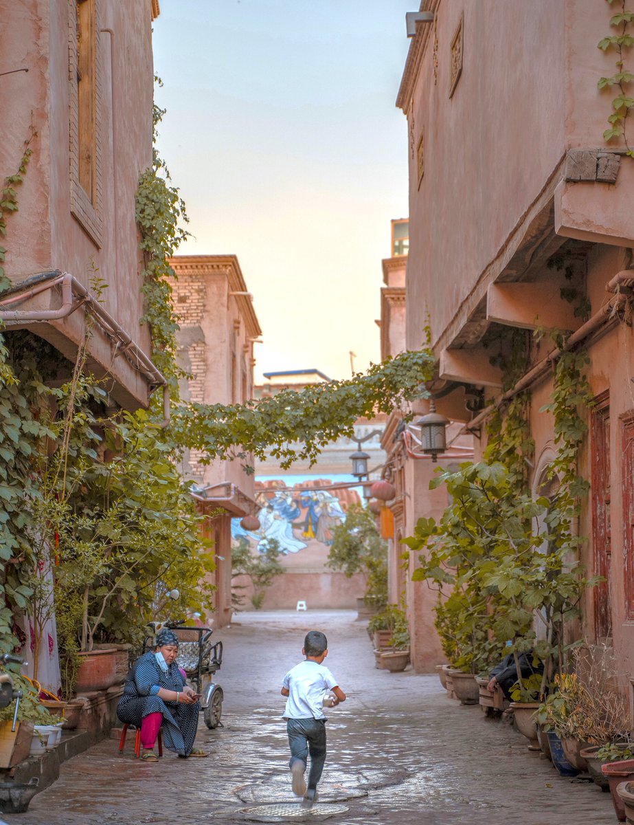 Never miss #Kashgar if you want to experience life in #Xinjiang! Here, you can see children joyfully running in the alleys, and feel the vibe all around.
#residentiallife #xinlife #friendlyxinjiang #thisisxinjiang #xinjiangtravel