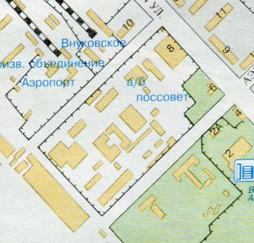 osintjourno's tweet photo. #Moscowsecrets
Vandaag hebben @CKABUSK en ik bewijs gevonden voor een verhaal dat al heel lang de ronde doet: ondergrondse tunnels naar vliegveld Vnukovo.
Er is een geheime metrolijn in Moskou die bedoeld is voor de evacuatie van hooggeplaatste ambtenaren en regeringsleiders (bijnaam 'Metro 2').
Op internet wordt door veel mensen het vermoeden uitgesproken dat die geheime metrolijn helemaal totaan het internationale vliegveld Vnukovo ten zuidwesten van Moskou zou liggen.
Het controleren of dit verhaal klopt wordt wat bemoeilijkt door het feit dat er daadwerkelijk ook een nieuw metrostation bij dat specifieke vliegveld wordt aangelegd. Dat nieuwe (publieke) metrostation zou in 2023 klaar moeten zijn, aldus Sergej Sobjanin, de burgemeester van Moskou in een artikel uit augustus 2023.
Wij hebben echter vastgesteld dat er al sinds de jaren 80 een afgeschermd terrein is dat in overheidshanden is dat pal naast dit vliegveld ligt.
Op dat terrrein liggen al tenmiste 15 jaar (maar hoogstwaarschijnlijk al langer) de overduidelijke groene pyramides die horen bij een ondergronds metronetwerk en ondergrondse tunnels. Doorgaans wijst een grote verzameling van deze pyramides op een ondergronds knooppunt of ondergronds station.
Het kan natuurlijk geen toeval zijn dat precies op de plek waar al decennia een ondergronds metrostation ligt nu 'toevallig' de plek is waar ook een publiek metrostation gaat komen.
Dit metrostation gaat vanuit het #Moscowsecrets project uiteraard nog de nodige aandacht krijgen 🥰.
PS: We zijn nog hard bezig met het 3D model van het geheime speciale transferpunt in Moskou, maar deze nieuwe vondst wilden we jullie niet onthouden!