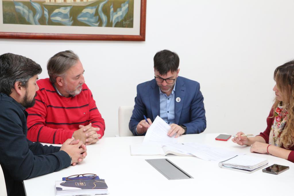 ✅ Más trabajo, más futuro 🏭💪 

⬆️ Con gran alegría y un enorme orgullo, quiero contarles que recientemente mantuvimos una reunión en donde efectivizamos la firma, con una nueva industria que se suma a nuestro Parque Industrial Castelli.