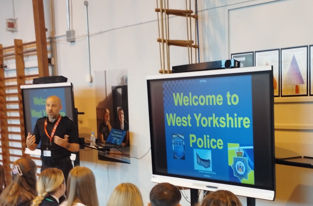 TheMrAindow's tweet image. Y9 loved meeting the police dogs and hearing about careers in the police today @BBGAcademy @WYPDogs #BBGCareersWeek