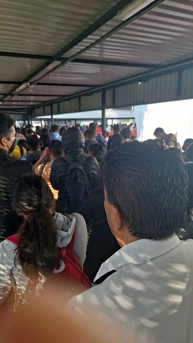 AbiliniaP's tweet photo. @MetroCDMX Asi línea 9, 25 min para poder subir y abordar el metro y todavia lento para variar, se viene deteniendo https://t.co/fuSWQvXXlO
