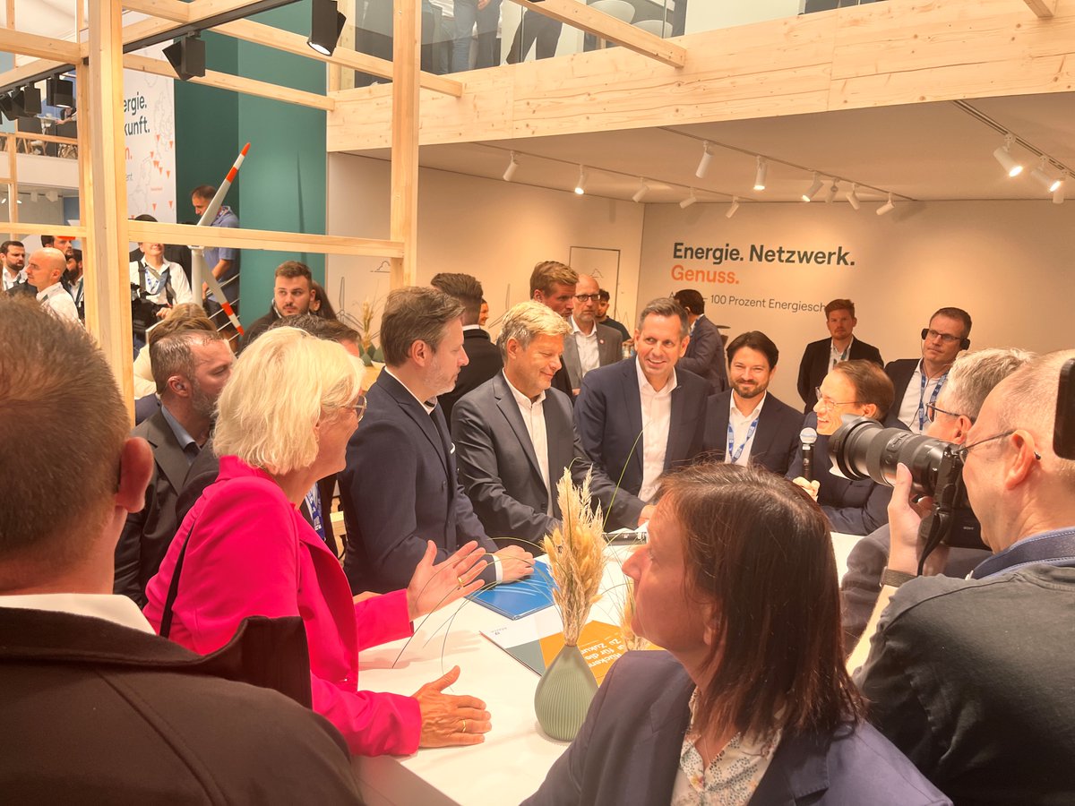 Heute hat Robert Habeck die #HusumWind 2023 eröffnet - und wir dürfen als Pressebüro der Messe wieder mit dabei sein! Wir freuen uns auf 4 spannende Tage zum Stand der Technik im Bereich #Windenergie ⚡

Alles zur HUSUM WIND 2023👉 brnw.ch/21wCvd3
