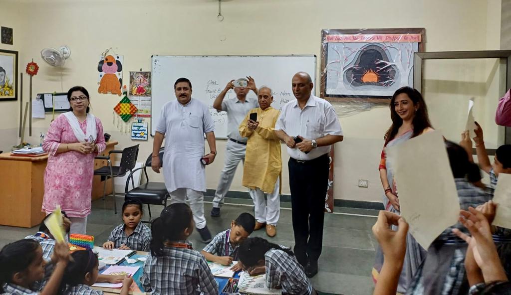 Creative minds #AhlconIntl immersed themselves into d world of art. Ss of FS I & II impressed everyone with #Fruitbaskets & captivating #LifeUnderWater scenes in #NimbleStrokes Competition. Kudos #artistic spirit 
@ashokkp @y_sanjay @pntduggal @ShandilyaPooja