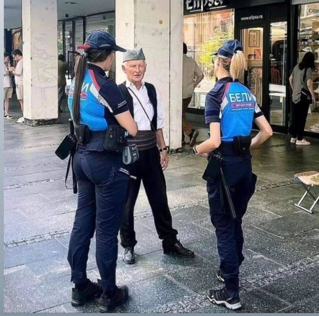 Завршиш неку безвезе трогодишњу школу, убациш се у СНС и онда малтретираш деду са фрулом у Кнезу.

У Кнезу где деца просе за нарко дилере. Клошарски вам је посао.