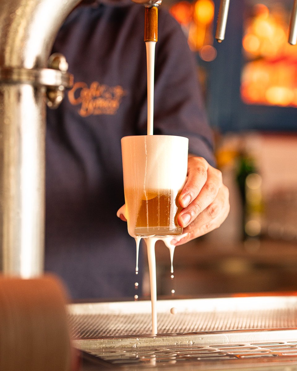 cafeboteco's tweet photo. A estrela da casa, o chopp Brahma tirado com maestria!

#caféboteco #cafeboteco #restaurante #bar #chopp #serranegra #serranegrasp #brahma #choppbrahma #choperia https://t.co/VjqZe90ETS