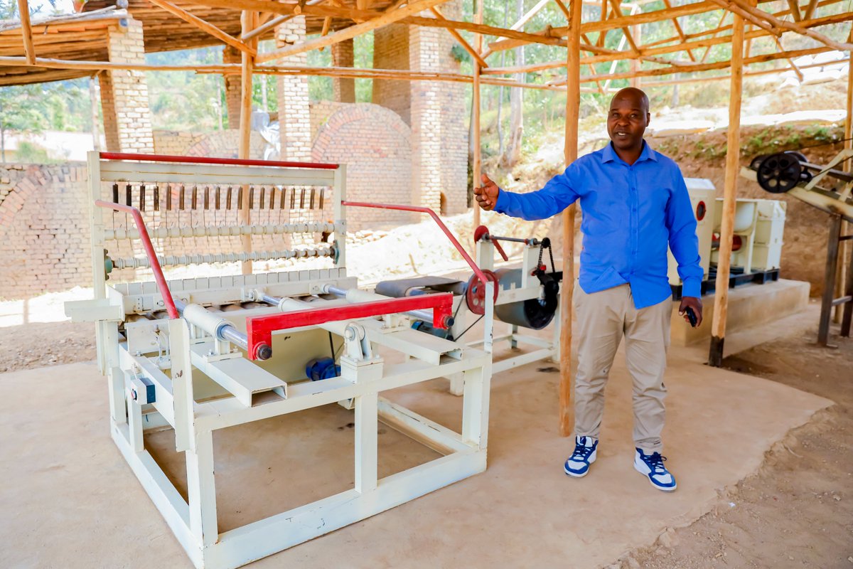 RwandaIndustry's tweet photo. Muri rusange muri #NIRDAOpenCallsProgram, NIRDA yafashije inganda zitandukanye ziri mu mpererekane nyongeragaciro (Value chains) 8 kuri ubu inyinshi zikaba zaratangiye gukoresha izi mashini n’ibindi bikoresho. https://t.co/7ycFwJir1u