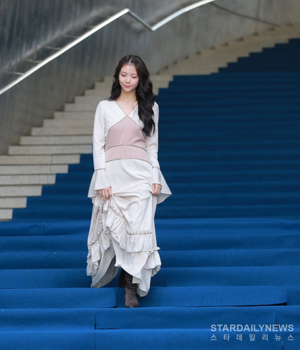 kaeunfied's tweet photo. 230909 Lee Gaeun @ 2024 S/S Seoul Fashion Week CAHIERS (까이에) Collection✨
#이가은 #leegaeun #kaeun #イカウン https://t.co/OViWGxM4Z6