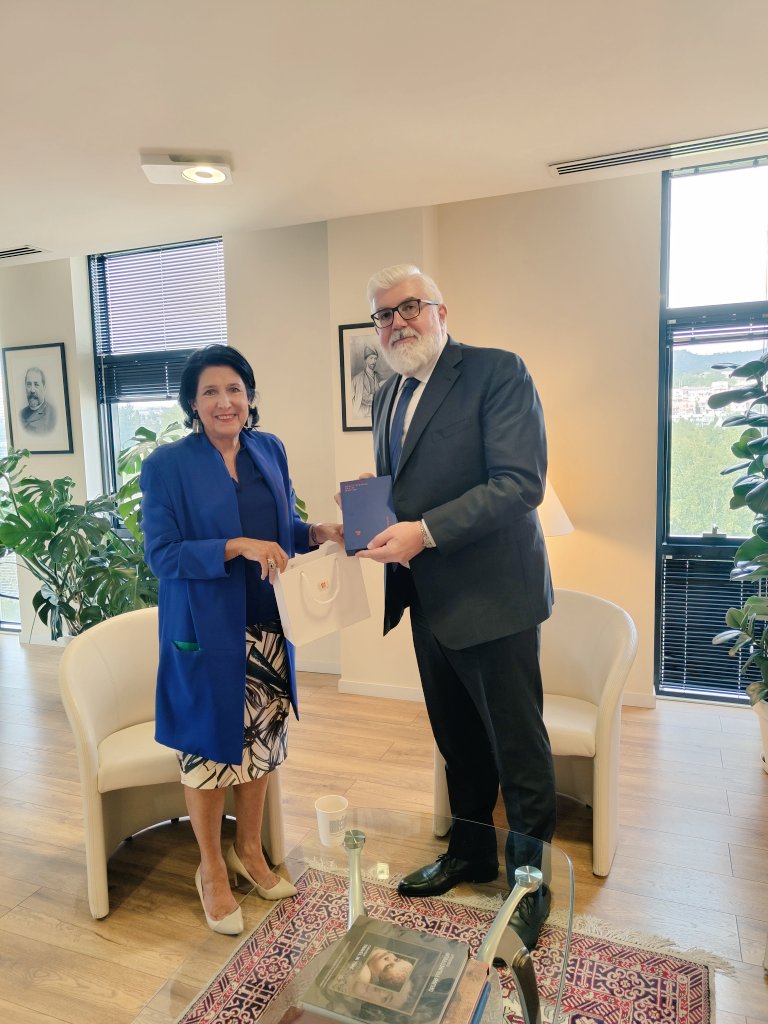 PVizdal's tweet photo. It was a pleasure to have a farewell meeting w/ @Zourabichvili_S. All aspects of 🇬🇪’s integration to 🇪🇺 were discussed! Also highlighted warm and friendly relations between 🇸🇰 &amp; 🇬🇪, which have acquired special dynamism in recent years. Thank you Madam President! https://t.co/abqcgH3KZ6