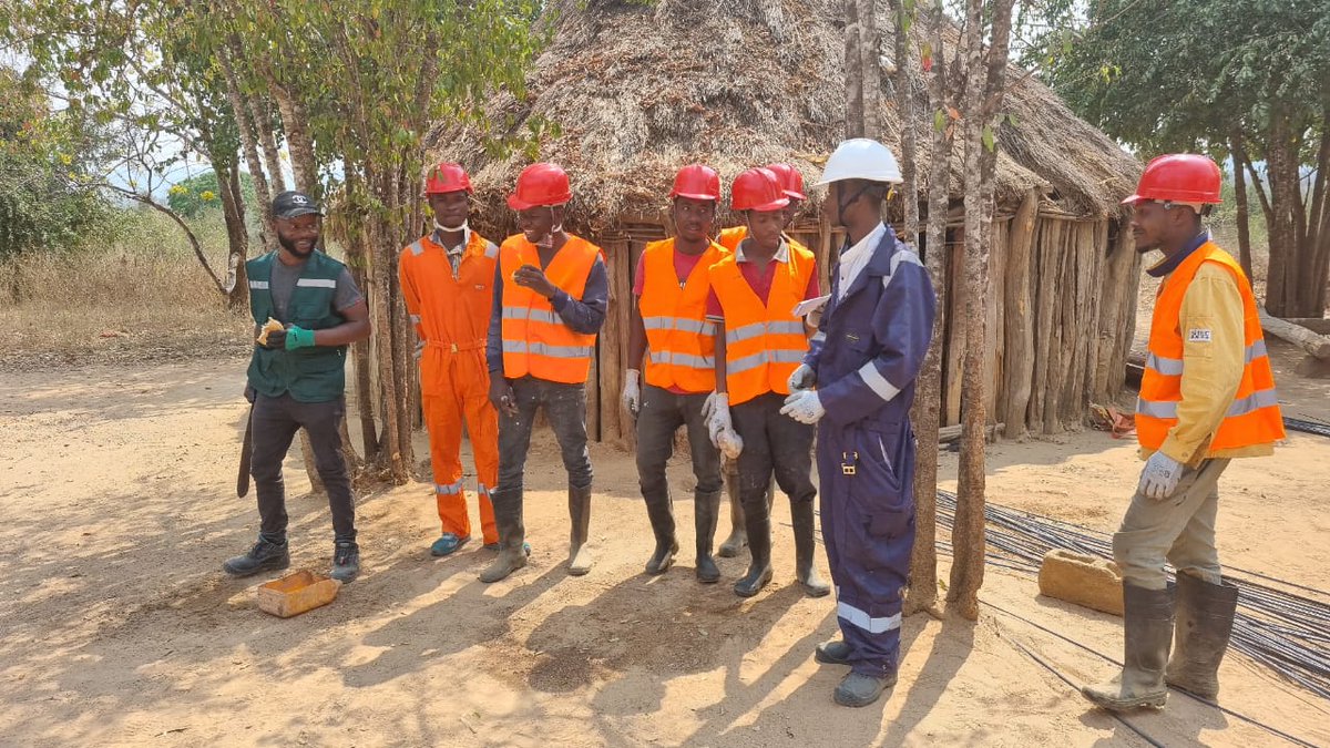 FAOAngola's tweet image. O projecto #ZAEC iniciou capacitação em gestão de recursos hídricos, com técnicos Estação Desenvolvimento Agrário #EDA, secção pecuária, criadores e agricultores da #ECAP Uvombo #Huambo. O reservatório e bebedouro vão beneficiar mais mil animais/dia e irrigar aprox 2 ha.
#MINAMB