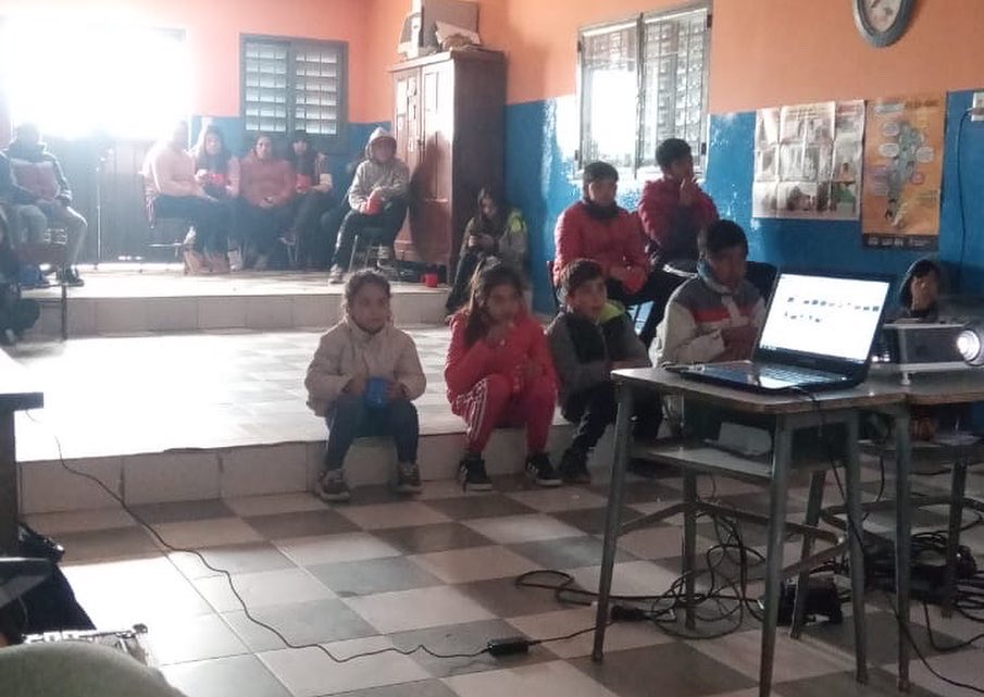 #CINEMÓVIL 🍿

Estuvimos en la  Escuela N°381 Soldado Puntano de Pampa del Tamboreo 🎞️