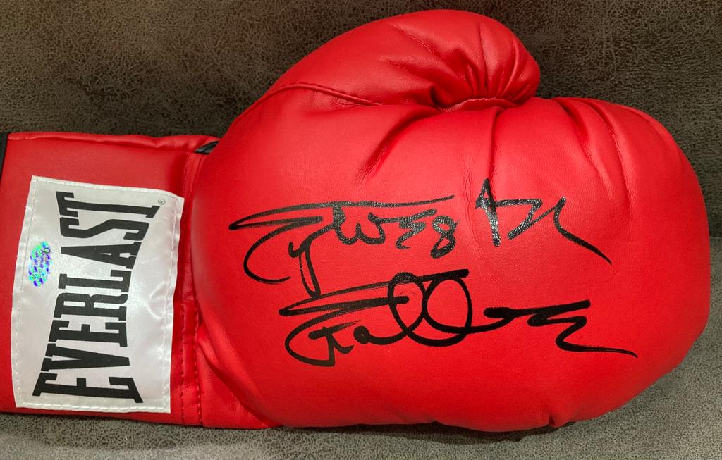 Sylvester Stallone Signed Glove Sale 

£800!!

#aftal #signedautographs #autographs #authenticity #authenticating #authentic #boxingfans #boxingmemorabilia #collectables #tysonfury #Miketyson #rocky #stallone #heavyweightboxing