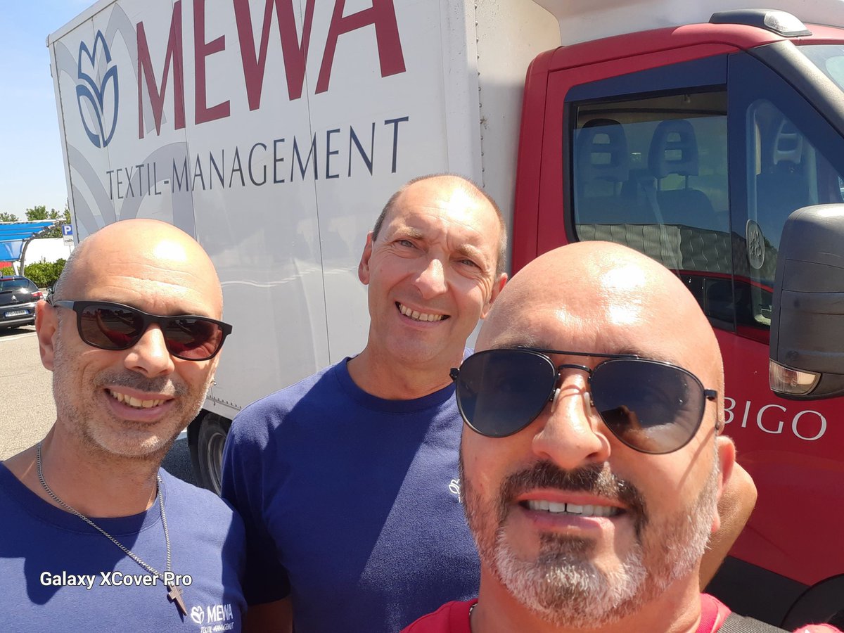 Wenn ein französischer Mewa-Servicefahrer in Italien Urlaub macht, wem begegnet er dann auf dem Raststättenparkplatz? Natürlich zwei Servicefahrer-Kollegen aus Turbigo. 🚚 Das unerwartete Aufeinandertreffen wurde mit einem schönen Selfie festgehalten. 😊 #mewatm #servicefahrer