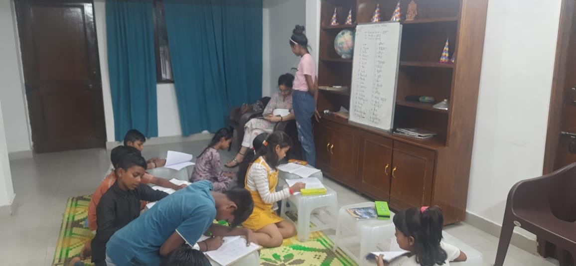 whiteswan_tv's tweet photo. 80-year-old Veena Joshi, a professional teacher herself, has been operating Aao Padhein, a free, independent school for slum children and teenagers in Dehradun, out of her home for more than ten years. It aids students with their assignments and computer education.
#TimeIsDhan https://t.co/LOu1yHFt8k
