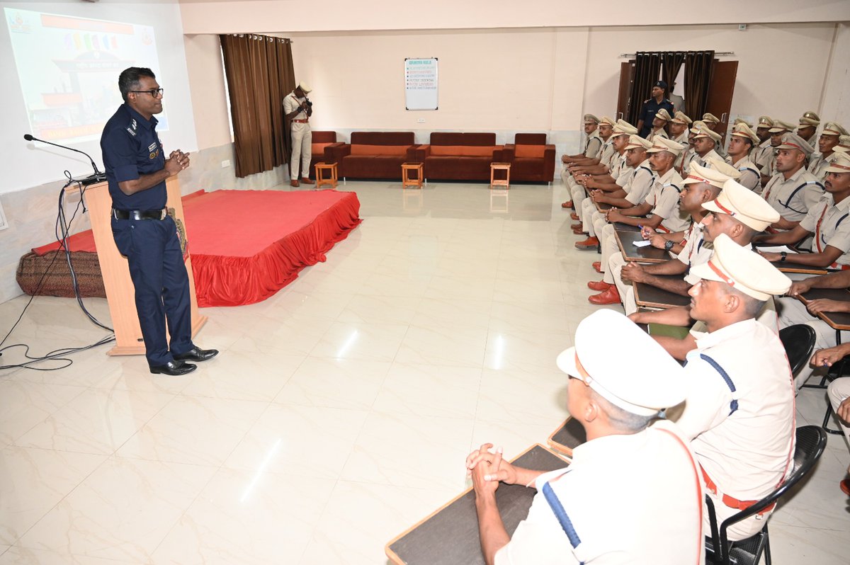 05NDRF's tweet photo. #TrainingVisit
"Empowering young minds with knowledge is our strongest defense against disasters."
Trainees Subordinate Officers of 95 DASO Batch of #CRPF visited #05BnNDRF campus to get aware about Disaster management.
@ndmaindia
@NDRFHQ
@crpfindia
@SDMAMaharashtra
@ANI https://t.co/dQWZR4z3ij