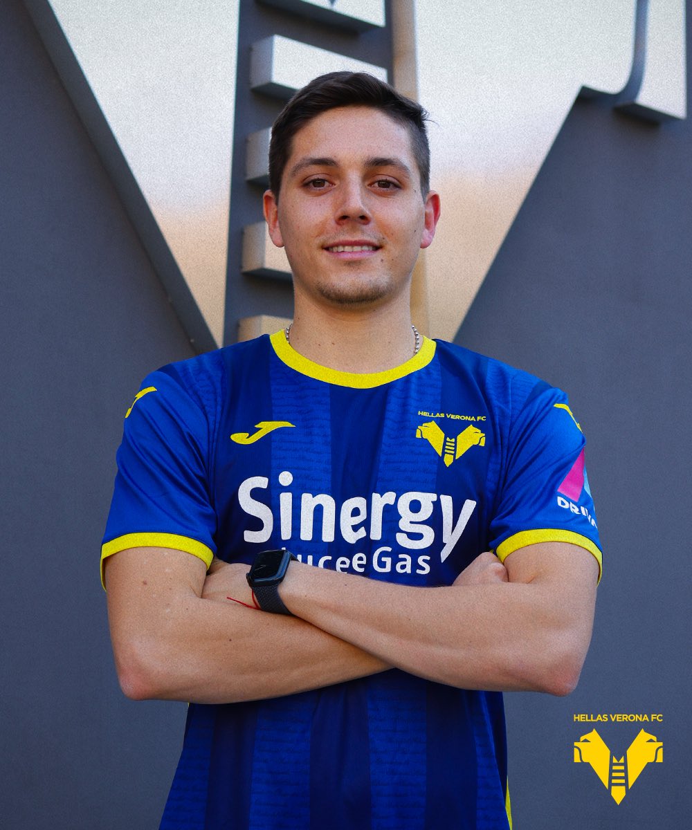 HellasVeronaFC's tweet photo. Juan Manuel, nuestro nuevo número 1️⃣3️⃣ ✍️🟡🔵 @juanmacruz__  

#WelcomeToVerona #Cruz https://t.co/k4hQiDORuP