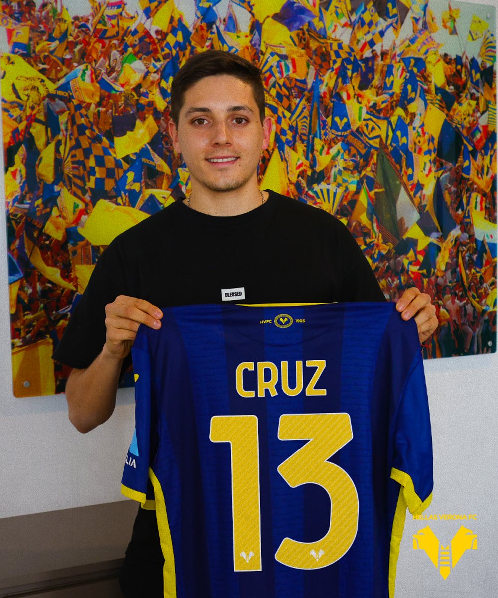HellasVeronaFC's tweet photo. Juan Manuel, nuestro nuevo número 1️⃣3️⃣ ✍️🟡🔵 @juanmacruz__  

#WelcomeToVerona #Cruz https://t.co/k4hQiDORuP