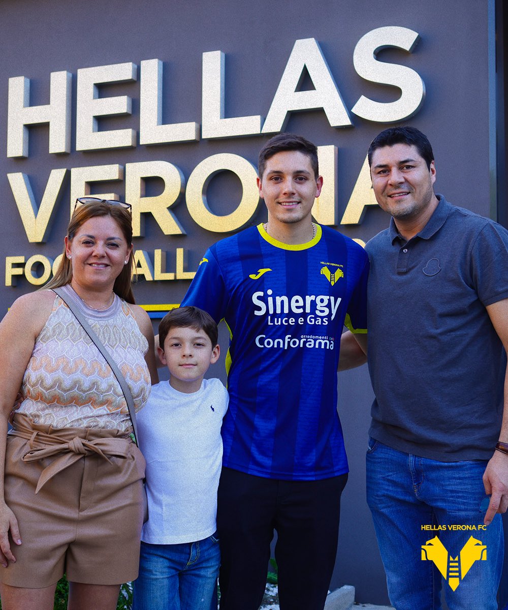 HellasVeronaFC's tweet photo. Juan Manuel, nuestro nuevo número 1️⃣3️⃣ ✍️🟡🔵 @juanmacruz__  

#WelcomeToVerona #Cruz https://t.co/k4hQiDORuP