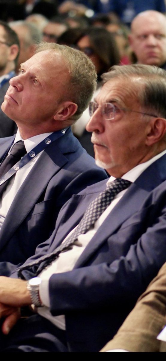 Questa è la faccia di pieno supporto di #LaRussa quando #GiorgiaMeloni dice alla #AssembleaNazionale di Fratelli di Italia che lei e Arianna sono perseguitate POLITICHE. Viva la patria 🇮🇹