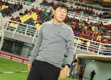 nalynqisx's tweet photo. SHIN TAE YONG MASTERCLASS🥵👊

LOLOS PIALA ASIA U20 ✅
LOLOS PIALA ASIA U23 ✅
LOLOS PIALA ASIA Senior ✅

Yang Masih bilang Coach shin belum ngasih piala lah, woy sadar ini kita lolos piala asia tanpa embel" tuan rumah lho🤫

#TimnasDay Sananta Ivar Jenner Arhan Azizah https://t.co/mDSEW9QOS7