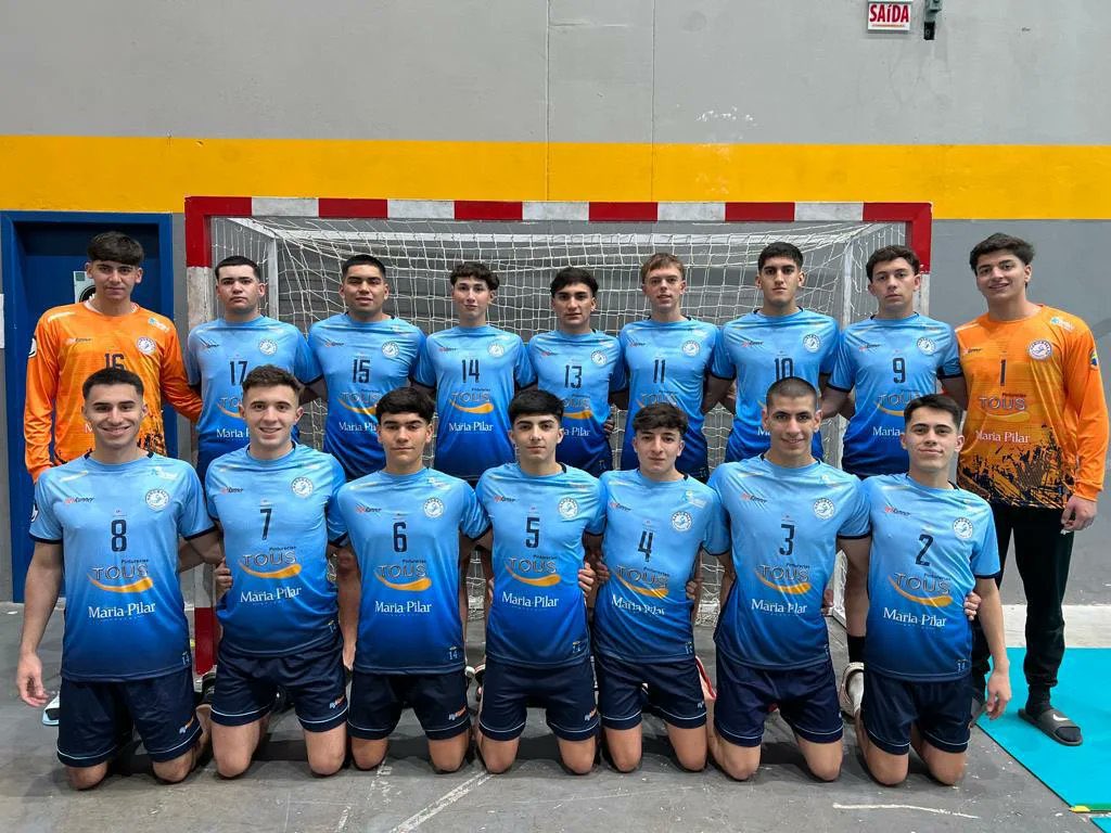 “Apenas llegamos nos recibieron con una caravana”. 

Rubén y Martín Maya, DT y figura de Tupungato respectivamente, tras lograr la medalla de plata en el SCA Junior de Clubes. 

Conocé su historia y cómo lograron financiar el viaje. 

YouTube/Spotify: handballdeprimera