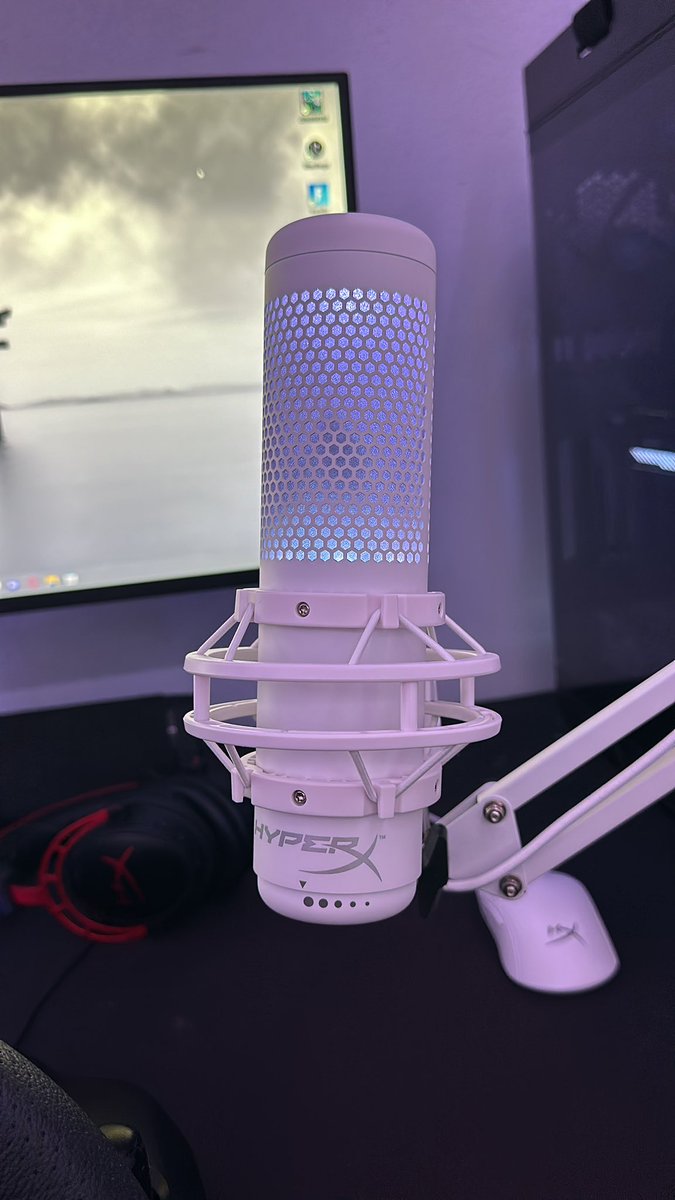 Cry3st's tweet photo. @HyperX I love this white one https://t.co/cSry1rSaN0