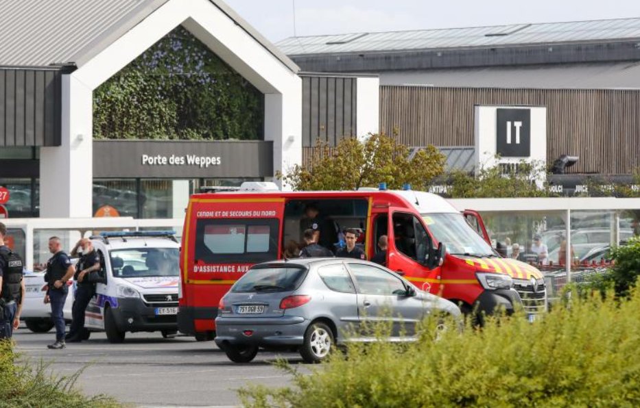 VDNLille's tweet photo. Une fusillade sur le parking du centre commercial d’Englos, un homme blessé #lille #englos #rom #police
https://t.co/GWmrR30m7C https://t.co/kjkkUiBAsE