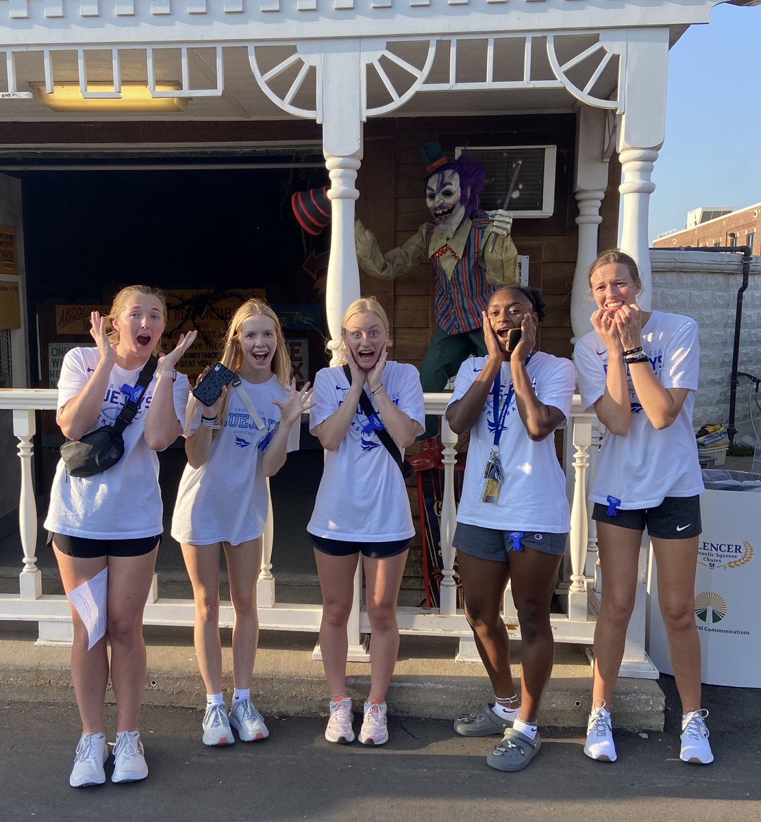TaborWBB's tweet photo. Lots of laughs and memories from our team trip to the Kansas State Fair! We competed in a selfie scavenger hunt and enjoyed some really “healthy” fair food! #ProntoPups https://t.co/MptfKDrt68
