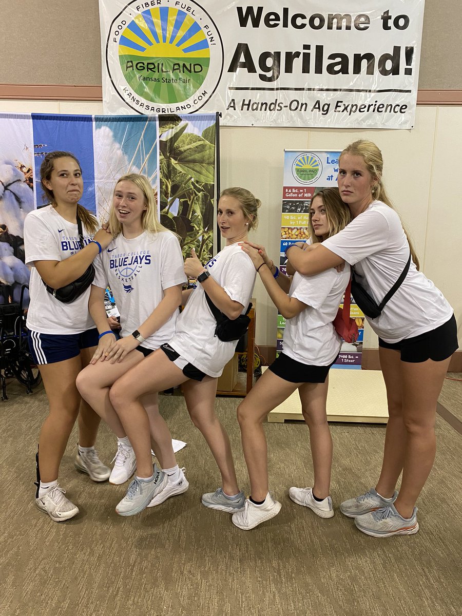 TaborWBB's tweet photo. Lots of laughs and memories from our team trip to the Kansas State Fair! We competed in a selfie scavenger hunt and enjoyed some really “healthy” fair food! #ProntoPups https://t.co/MptfKDrt68