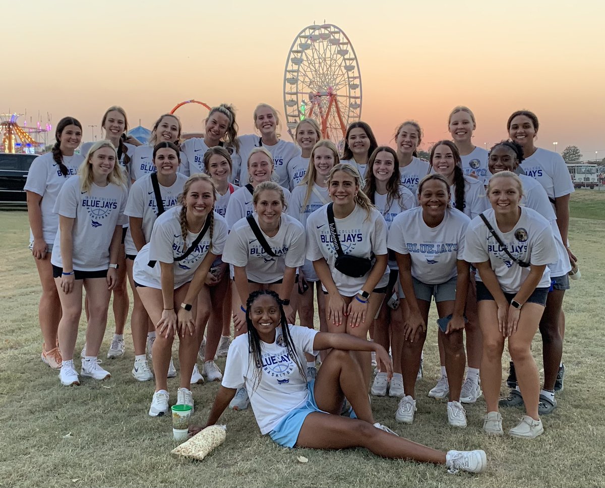 TaborWBB's tweet photo. Lots of laughs and memories from our team trip to the Kansas State Fair! We competed in a selfie scavenger hunt and enjoyed some really “healthy” fair food! #ProntoPups https://t.co/MptfKDrt68