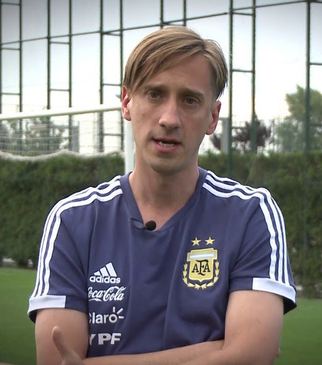 "El rol del “analista” no existe, se malinterpretó. Es un entrenador, un asistente. Conocí lo que hacía Planchart o Torrent, asistentes de Guardiola, tanto en el Barcelona como en el Bayern Munich, los fui a observar: estaban siempre en el campo de juego conversando...