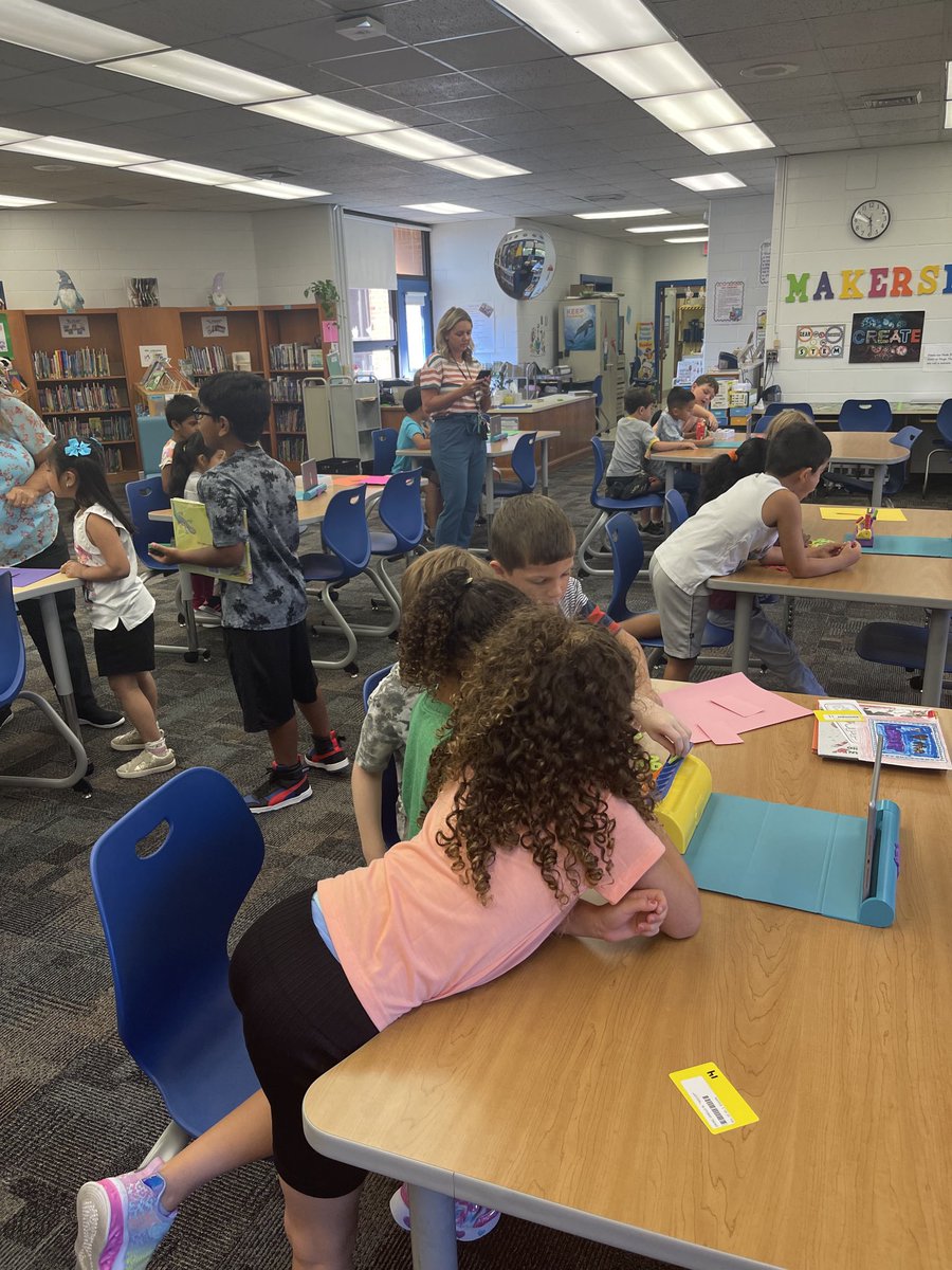 panorfle's tweet photo. First graders at work in Makerspace ⁦⁦@Taritzel11⁩ ⁦@sd_teaching⁩ https://t.co/ZYiBoVAk1N