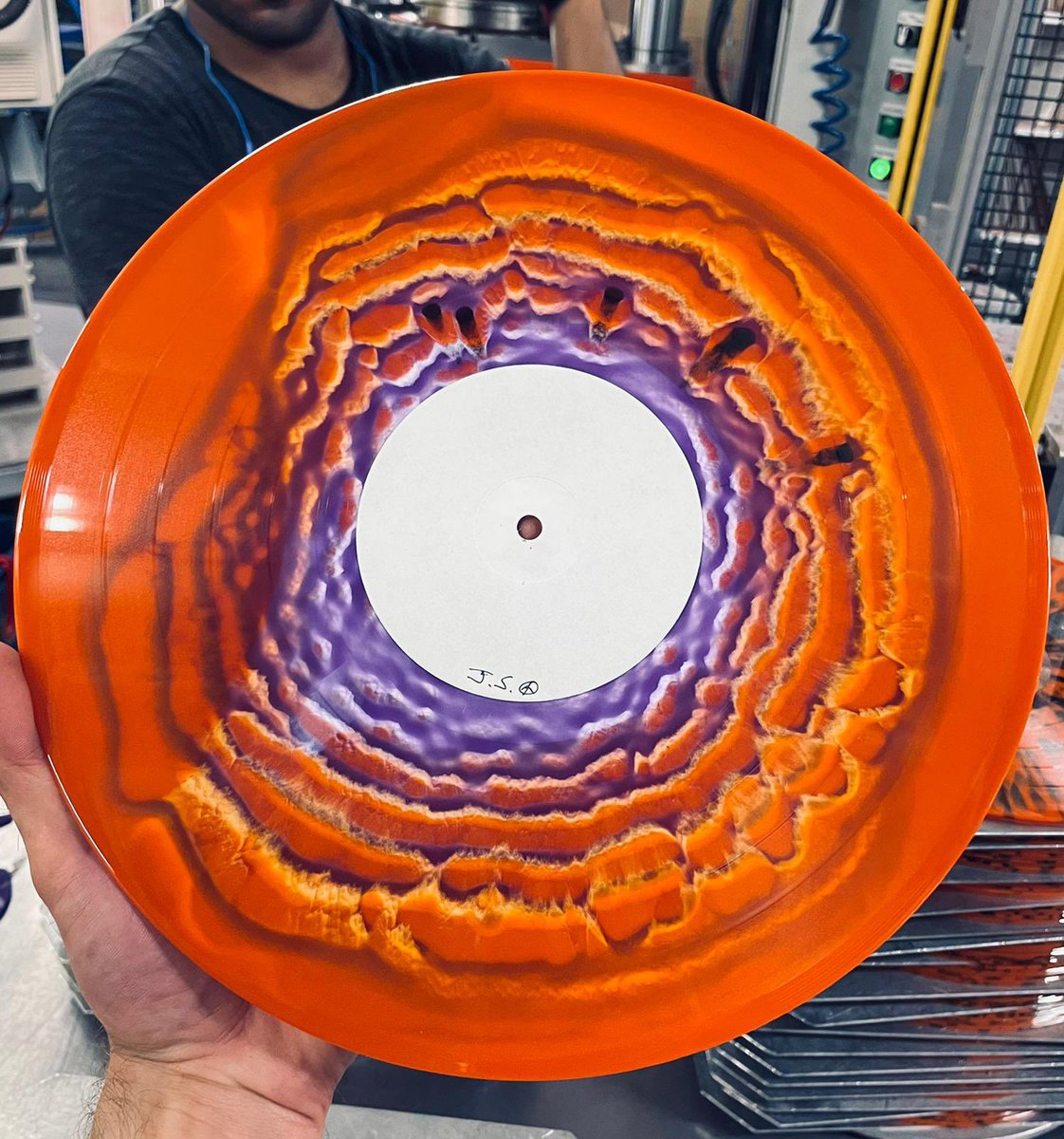 We had to share this stunning vinyl pressing from our friends at @microforumvinyl - follow them for more awesome vinyl, behind-the-scenes and keep up with what their team is working on. #vinyl #vinylrecords #records #vinylart #makingvinyl #toronto #madeatmicroforum #music…