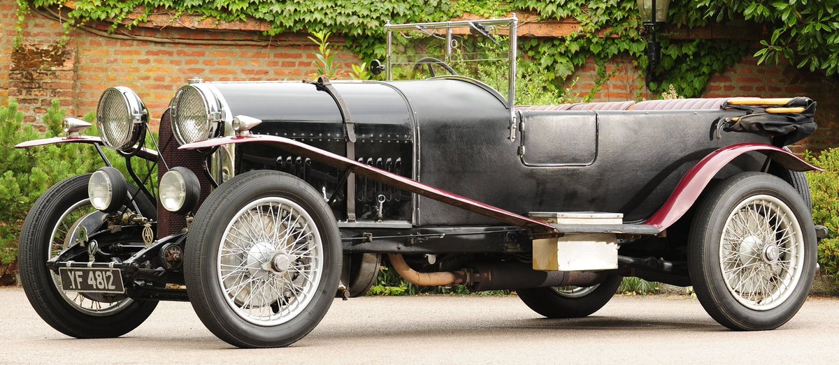 UltimativCars's tweet photo. (Background knowledge)
The #Bentley #3Litre (1921-29) was made in a total of 1.622 units:
1. reg.: 1.088
2. #Speed: 513
3. #SuperSports: 18
4. #Experimental: 3 (📷:#EXP2)
Offered as chassis w/ 3 different wheelbases, a lot of coachbuilders were free to act body- & engine-wise. https://t.co/TRPnOTa5aJ