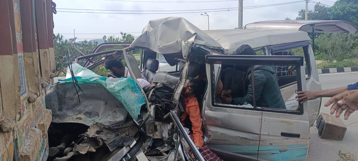 JntuFrontline's tweet photo. Anna @KTRBRS Heart Breaking Incident Happened #3Dead Today in Our Dist #Siddipet #IndurCollegeStudents Met With Accident While Coming from Karimnagar to Siddipet. Exam Center was around 60KM. Kindly Instruct Necessary action @NavinMittal to be Nearest/Self Center for #Jntuh Exams https://t.co/jeJB87drNu