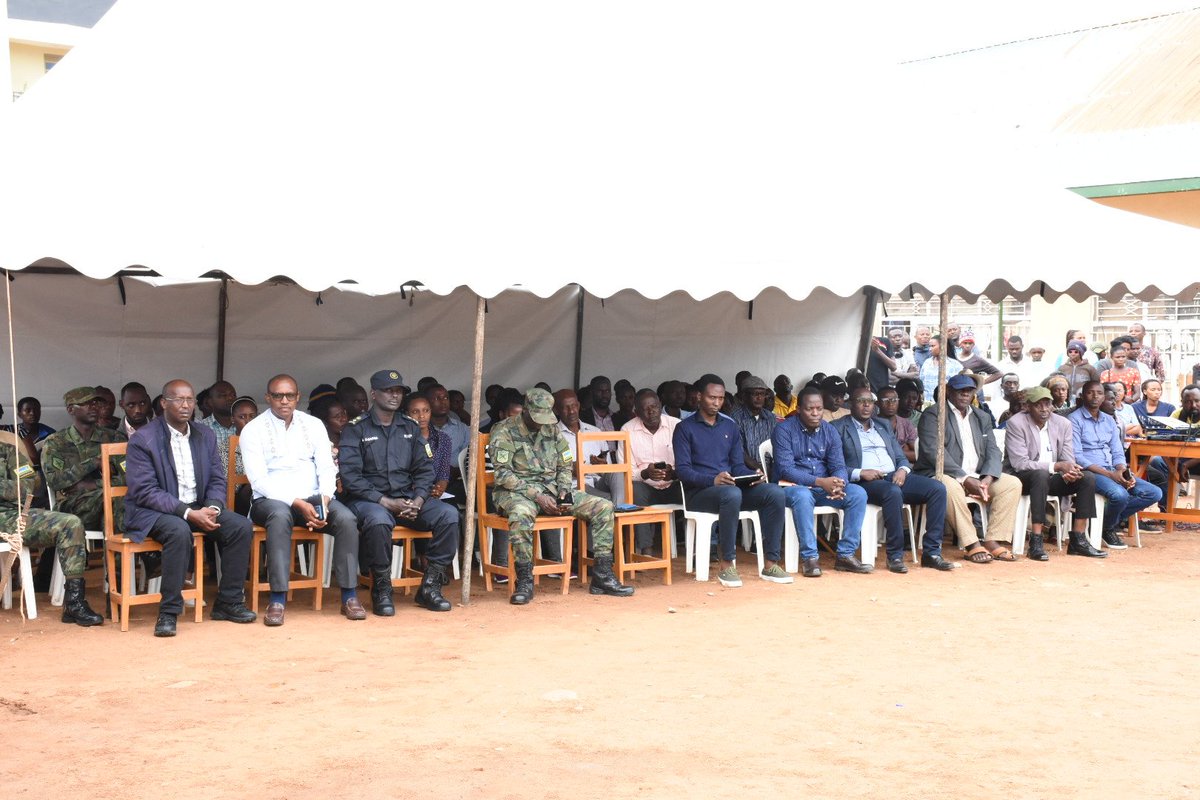 GatsiboDistrict's tweet photo. Ku gicamunsi cyo kuri uyu wa Kabiri, Umuyobozi w'Akarere ka Gatsibo @richardgasana  
arikumwe n'izindi nzego bifatanyije n'abaturage bo mu Kagari ka Kabarore mu nteko y'abaturage @RwandaLocalGov @RwandaEast  @CouncilGatsibo https://t.co/wa1S87Lac1