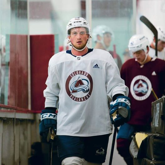 Je vous invite à surveiller de près l'attaquant Simon Lafrance au camp des recrues de l'Avalanche du Colorado. Il a été nommé joueur par excellence au niveau universitaire canadien l'an passé en portant les couleurs des Patriotes de l'UQTR.
