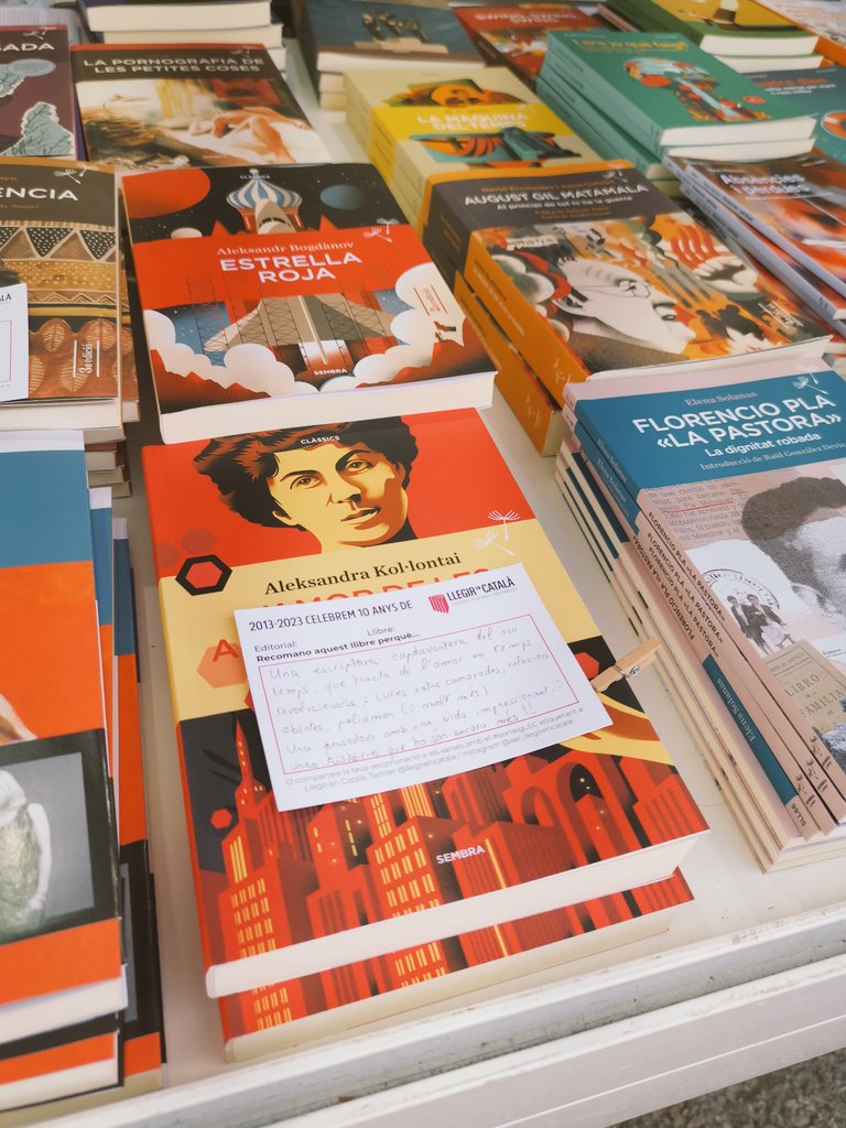 carrera_mar's tweet photo. No us oblideu de passar per @LaSetmana a veure la tríada @ed_tremendes #vukllibres i @pol_lenedicions A més de buscar tresors com la novel·la de @miki_batalla #TotEraMassaFràgil o la traducció de @nuriiafarres de #Kollontai editada per @SembraLlibres Ah, i demà #JoNoSocLaboa! https://t.co/F5AOvIaD57