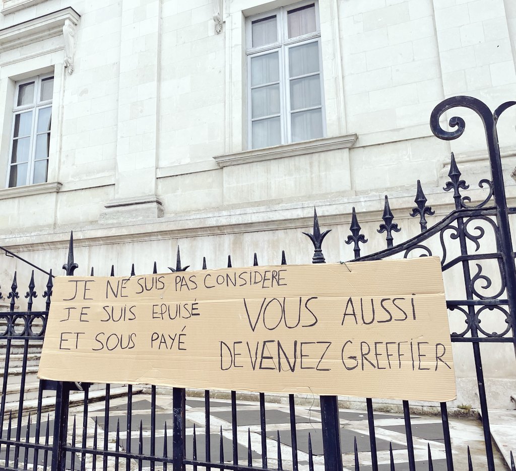 Le Barreau de Tours apporte son soutien aux greffiers et personnels de greffe ! 
Il faut plus de moyens humains, financiers et matériels pour rendre une justice de qualité. 
#teamgreffiers #unevraiejusticeréparée
#justicedequalité 
#sansgreffierpasdejustice